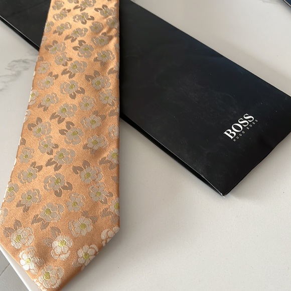 Brand new still in the original box Hugo Boss Tie - Picture 3 of 3
